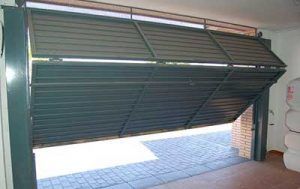 PUERTAS-BASCULANTES-EN-LOS-BARRIOS